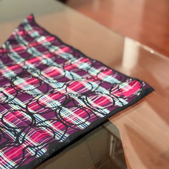 Coach signature C silk scarf Tartan Poppy print. - Picture 5 of 7